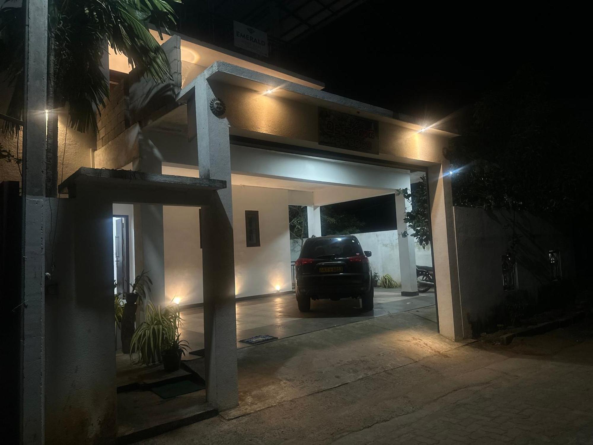 Emerald Home Stay Anuradhapura Buitenkant foto
